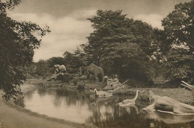 先史時代の獣が宮殿の敷地の湖のそばに潜む場所、c1935。 作： Unbekannt