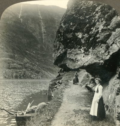 ノルウェー、ネロフィヨルドの海域の突き出た崖の下で道路が忍び寄る場所、c1905。 作： Unbekannt