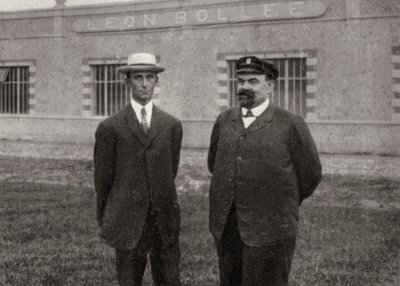 アメリカの飛行士、ウィルバーライトとフランスの発明家で自動車メーカーのレオンボリー、1908年 作： Unbekannt