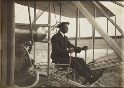 フライヤーを手にするウィルバー・ライト（1908年 作： Unbekannt