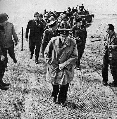 ライン川を渡るウィンストンチャーチル。ドイツの外に！勝利へ！、1945 作： Unbekannt