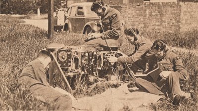 最新タイプのトレーニングマシン内のワイヤレスオペレーター、1940 作： Unbekannt