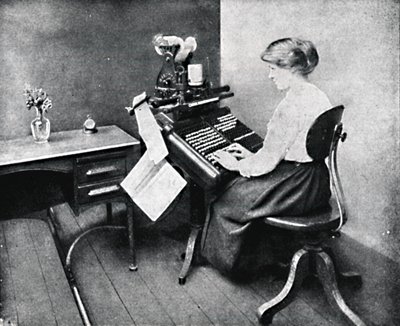 モノタイプキーボードの女性オペレーター、1917年 作： Unbekannt