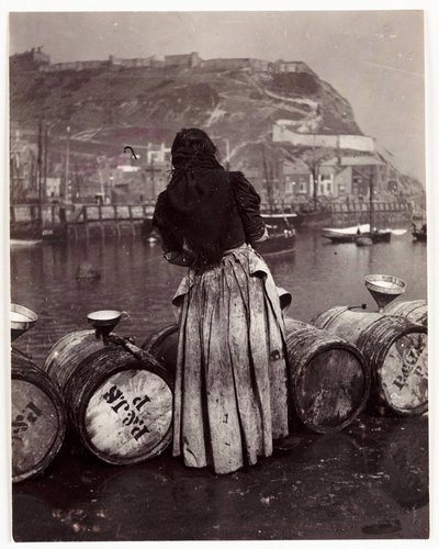 女性と樽、ウィットビー港、1905年頃 作： Unbekannt