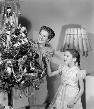 クリスマスツリーの飾り付けをする女性と少女（1948年頃 作： Unbekannt