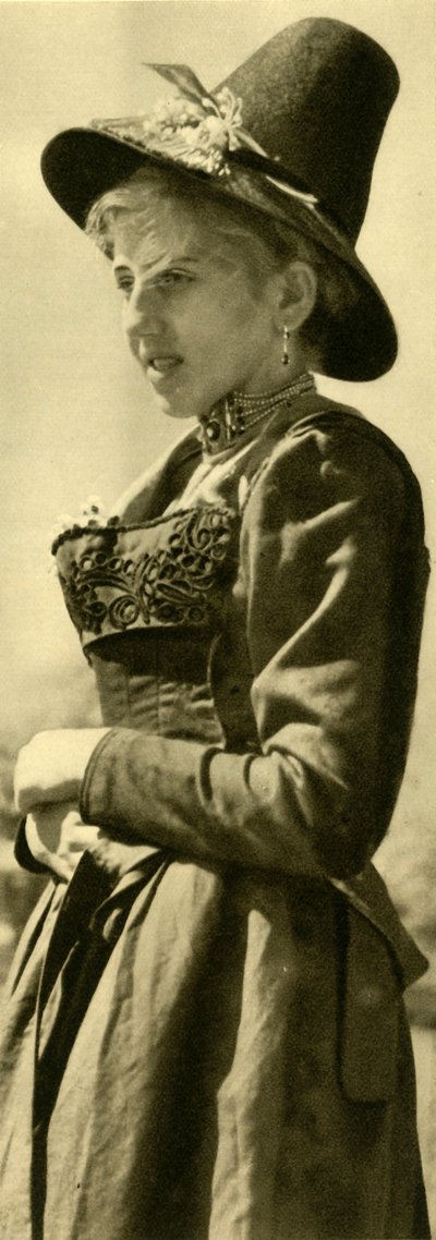 伝統的な衣装、チロル、オーストリア、c1935の女性。 作： Unbekannt