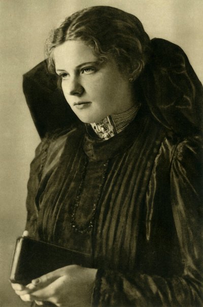 伝統衣装の女性、アッパーオーストリア、c1935。 作： Unbekannt