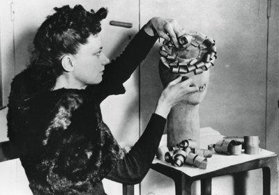 木の削りくずから帽子を作る女性、ドイツ占領下のフランス、1941年4月 作： Unbekannt