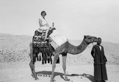 ラクダツアーの女性、エジプト、c1920s-c1930s 作： Unbekannt