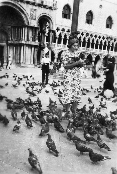 ハト、聖マルコ広場、ヴェネツィア、イタリア、1938に囲まれた女性 作： Unbekannt