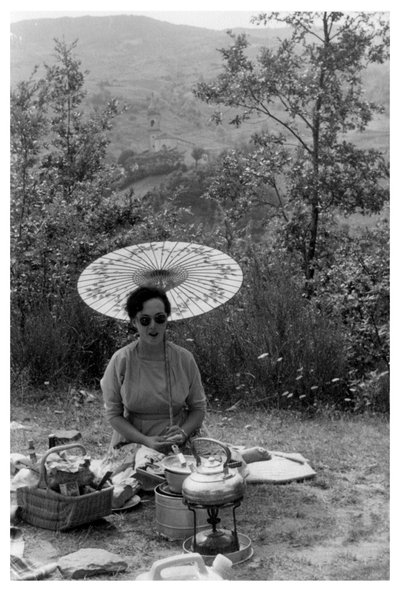 ピクニックをしている日傘の下の女性、c1950-1969 作： Unbekannt