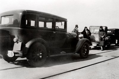 女性と駐車中の車、1930 作： Unbekannt