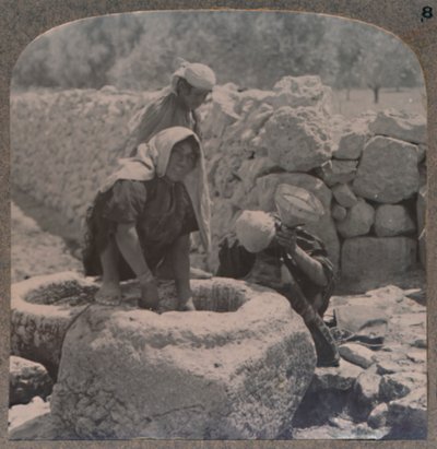 ベスレヘムへの道、マギの噴水で水を引く女性たち、c1900 作： Unbekannt