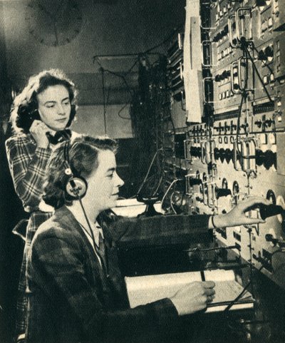 女性は男性の仕事を引き継いだ。プログラムとしてのBBCコントロールルームは1942年に放送されます。 作： Unbekannt