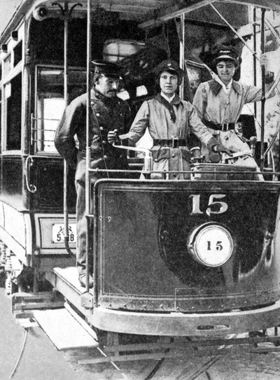 トラムの運転を学ぶ女性たち、1917年、1936年 作： Unbekannt