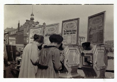 執事の見たもの」の機械を見る女性たち」1910年頃 作： Unbekannt