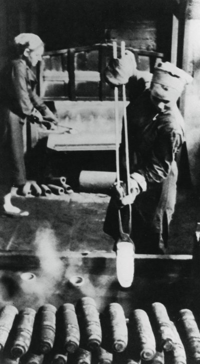 ロシアの工場でシェルケーシングを製造している女性、第二次世界大戦、1943 作： Unbekannt
