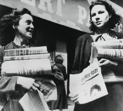 ドイツの新聞を売る女性、ドイツ占領下のパリ、1940年7月19日 作： Unbekannt