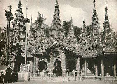 1900年にラングーンのシュエダゴンパゴダでガラスモザイクが施された木彫りの神社。 作： Unbekannt