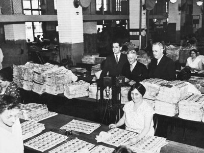 お金を稼ぐ労働者たち（ワシントンD.C.、1929年頃）（モノクロ写真 作： Unbekannt