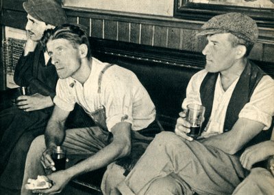 チャーチル氏に耳を傾けた英国の旅館の労働者、1942年。 作： Unbekannt