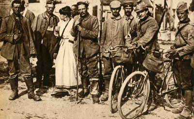 負傷したドイツの囚人は、赤十字、フランス、第一次世界大戦、1914-1918、1933年に世話をされました。 作： Unbekannt
