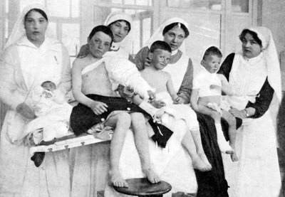 イーペルからの負傷した子供たち、看護師とベルギーのラパンネ、第一次世界大戦、1914年〜1818年、c1920 作： Unbekannt