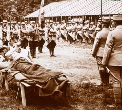 負傷した警官、旗に敬礼c1914-c1918 作： Unbekannt