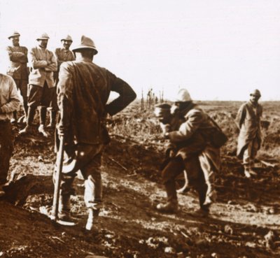 負傷した兵士、フランス北部のオートシュヴォシェ、c1914-c1918 作： Unbekannt