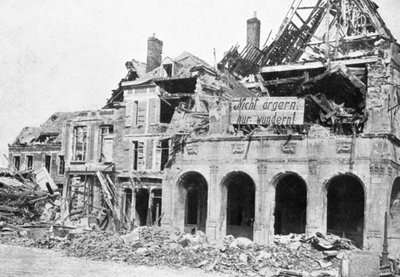 大破した建物、グランデプレイス、ペロンヌ、フランス、第一次世界大戦、1917年、c1920 作： Unbekannt