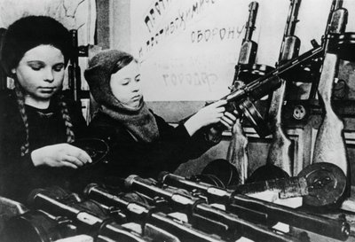 ロシアの工場で機関銃を組み立てる少女、1943年 作： Unbekannt