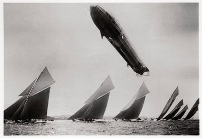 ツェッペリン型飛行船LZ11ヴィクトリアルイーズ飛行中、ドイツ、キールレガッタ、1932年1933年 作： Unbekannt