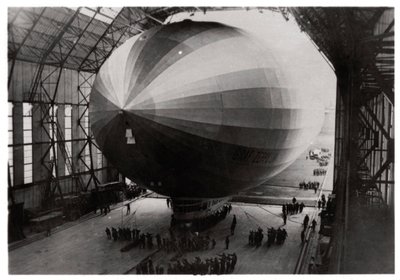 ツェッペリンLZ 127格納庫に入るグラフツェッペリン、1933 作： Unbekannt