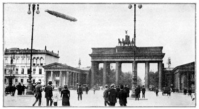 ブランデンブルク門を通過するツェッペリン飛行船、ベルリン、第一次世界大戦、1914年 作： Unbekannt
