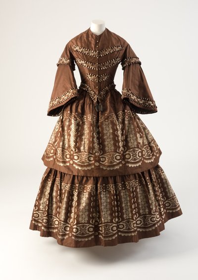 ブラウンとクリーム色のシルクのドレス。1850年代（シルク）の風合いで織り込まれたフリル 作： Unbekannt Unbekannt
