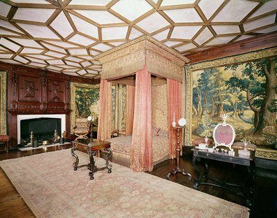 スパングルドベッドルームの赤いサテンとシルバーティッシュアップリケのハンギングと掛け布団、c.1619-20 作： Unbekannt Unbekannt