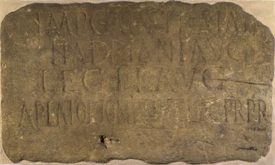 ハドリアヌスの壁のマイルキャッスル38からの碑文、第2レギオンオーガスタによる広告、122-125 AD 作： Unbekannt Unbekannt