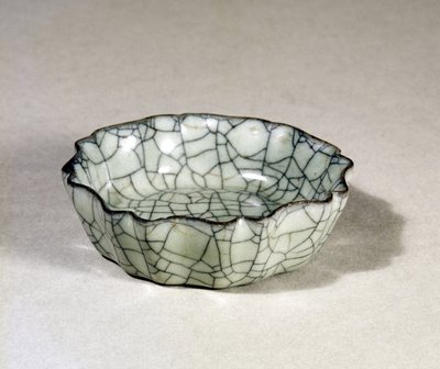 宋王朝（960-1279）、8つのローブとスカラップの縁で成形された関焼のブラシワッシャー 作： Unbekannt Unbekannt