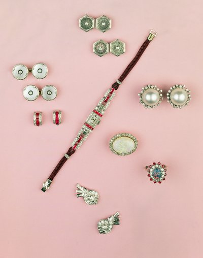 アールデコのジュエリーのセレクション。キャリバーカットルビーウォッチ;ボタン、カフリンクス、スタッド。イヤリング;マベ真珠とダイヤモンドのイヤリング 作： Unbekannt Unbekannt