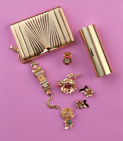 アールデコジュエリーのセレクション：2つのシガレットケース。ルビークラスターの花のブローチとイヤリング。カクテルウォッチ（ゴールド） 作： Unbekannt Unbekannt