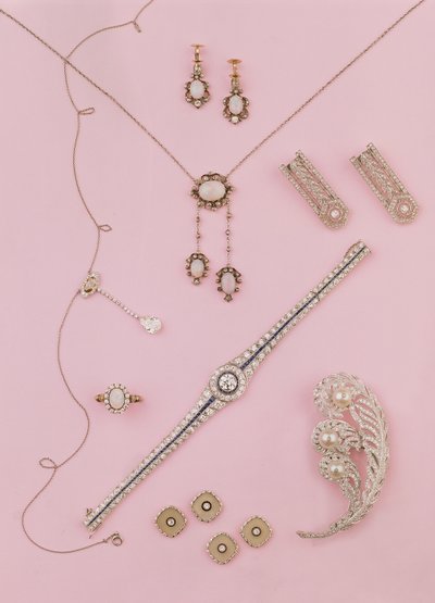 エドワード朝とアールデコのジュエリーのセレクション：オパールのイヤリングとペンダント。ダイヤモンドネグリジェペンダント。ダチョウプルームブローチ。ダイヤモンドとオニキスのカフリンクスとスタッド 作： Unbekannt Unbekannt