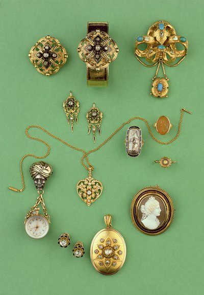 ジュエリーのセレクション：ゴールドとエナメルのブレスレット、ゴールドとターコイズのストマッカーブローチ、フォブウォッチ、モーニングリング、コーネリアンカメオリング、ローズカットダイヤモンドロケット 作： Unbekannt Unbekannt