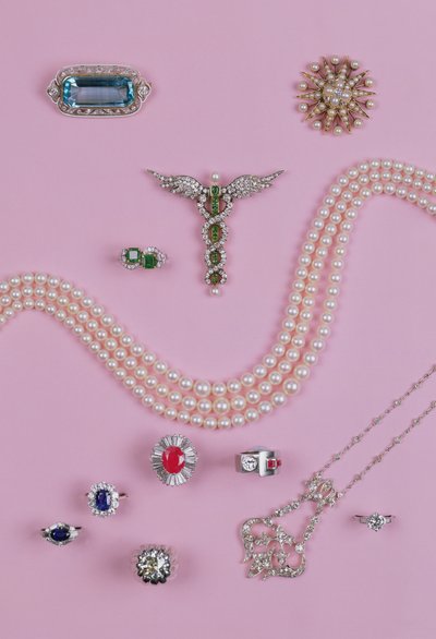 ビクトリア朝とエドワード朝のジュエリーのセレクション：アクアマリンブローチ、10ポイントスターブローチ、ダイヤモンドとプラチナペンダント、サファイア、ルビー、エメラルドリング 作： Unbekannt Unbekannt