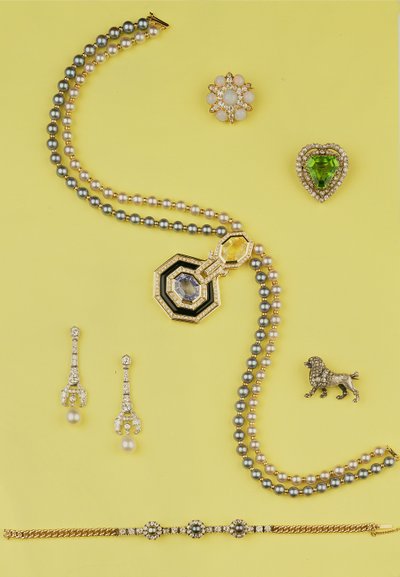 ジュエリーのセレクション：黄色と青のサファイアをあしらったアールデコ調の養殖真珠のネックレス。ダイヤモンドとパールのペンダントイヤリング。オパールとローズダイヤモンドのクラスタースターブローチ。ローズダイヤモンドプードルブローチ 作： Unbekannt Unbekannt
