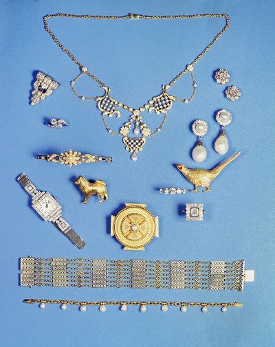 ジュエリーのセレクション：パールとゴールドのペンダント。アールデコダイヤモンドクリップブローチ。パールドロップイヤリング。ケルトスタイルのゴールドブローチ。エドワード朝のチェーンブレスレット。キジのブローチ;ハーフパールゴールドヒンジバングル 作： Unbekannt Unbekannt