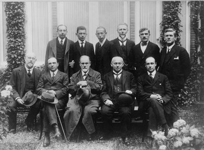 1920年、ハーグでの精神分析会議で同僚とジークムントフロイト 作： Unbekannt Unbekannt