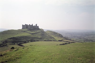 1350年頃に建てられたサウスウェールズのCarreg Cennen城の眺め 作： Unbekannt Unbekannt