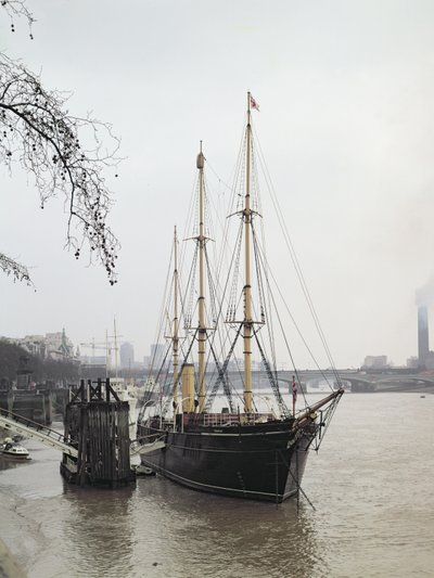 スコットが1901年から2004年に南極に向けて航行したRRSディスカバリーでのテムズ川の眺め 作： Unbekannt Unbekannt