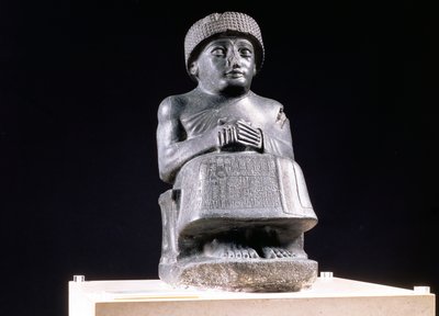 00324 グデア、ラガシュの王子、ニンギザダに捧げられた像、ネオ・シュメール様式、古代ギルスのテローから、紀元前2130年頃（閃緑岩）（121795も参照 作： Unbekannt
