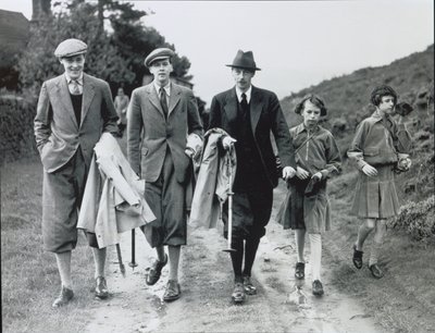 10代公爵と4人の子供たち（ビリー、アンドリュー、アン、エリザベス）、ボルトン修道院にて（1938年頃）（モノクロ写真 作： William M. Timlin